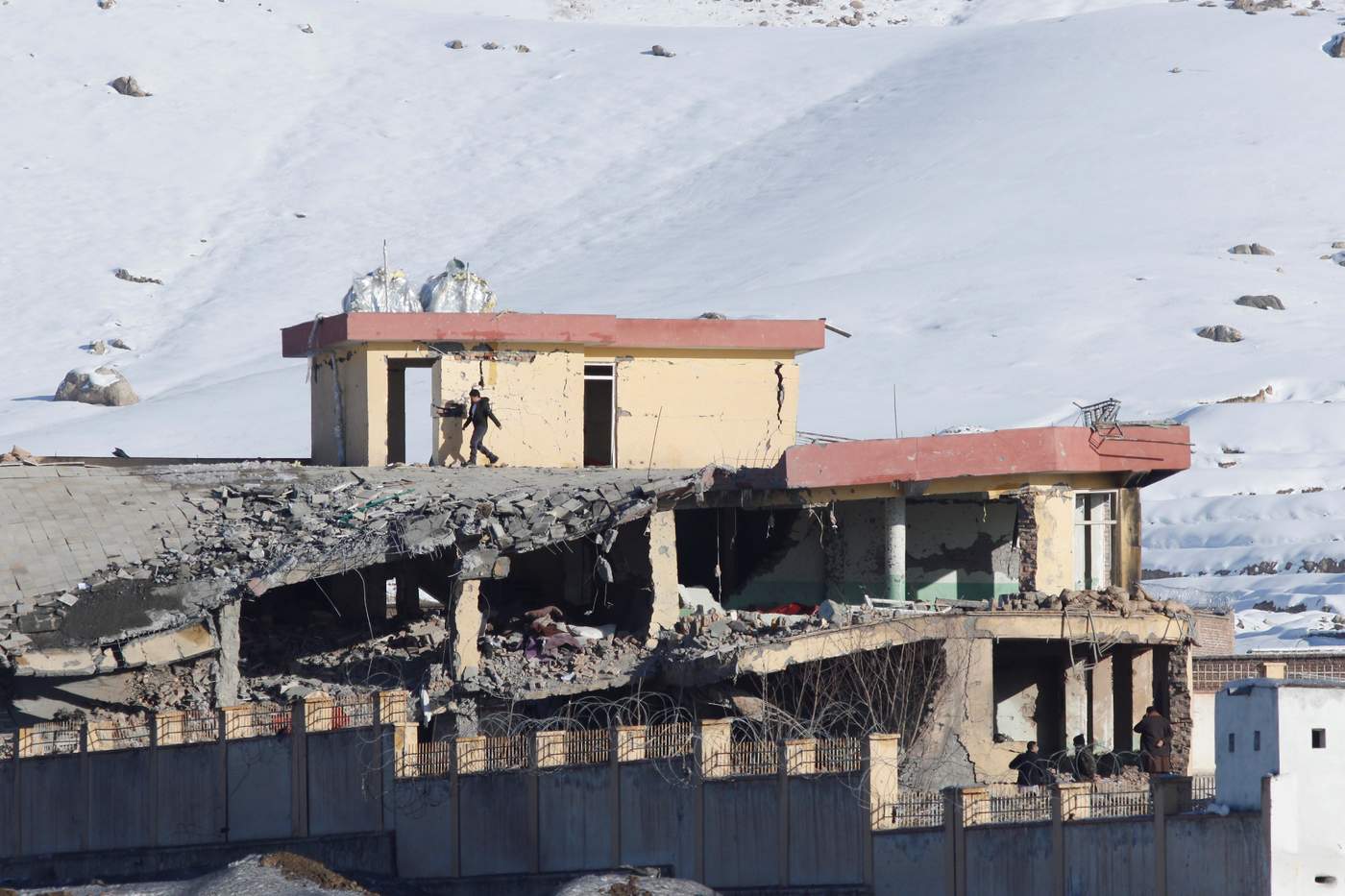 Talibanes matan a 12 personas en base militar y centro policial