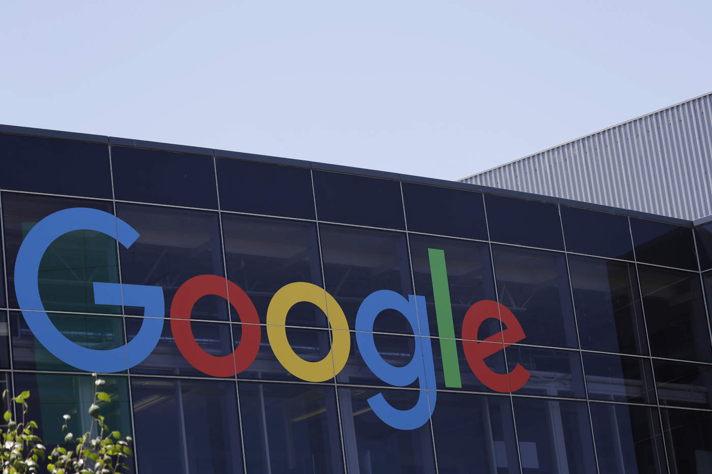 Multó a Google por “falta de transparencia, información inadecuada y falta de consentimiento válido” en su personalización de publicidad de sus usuarios. (ARCHIVO)