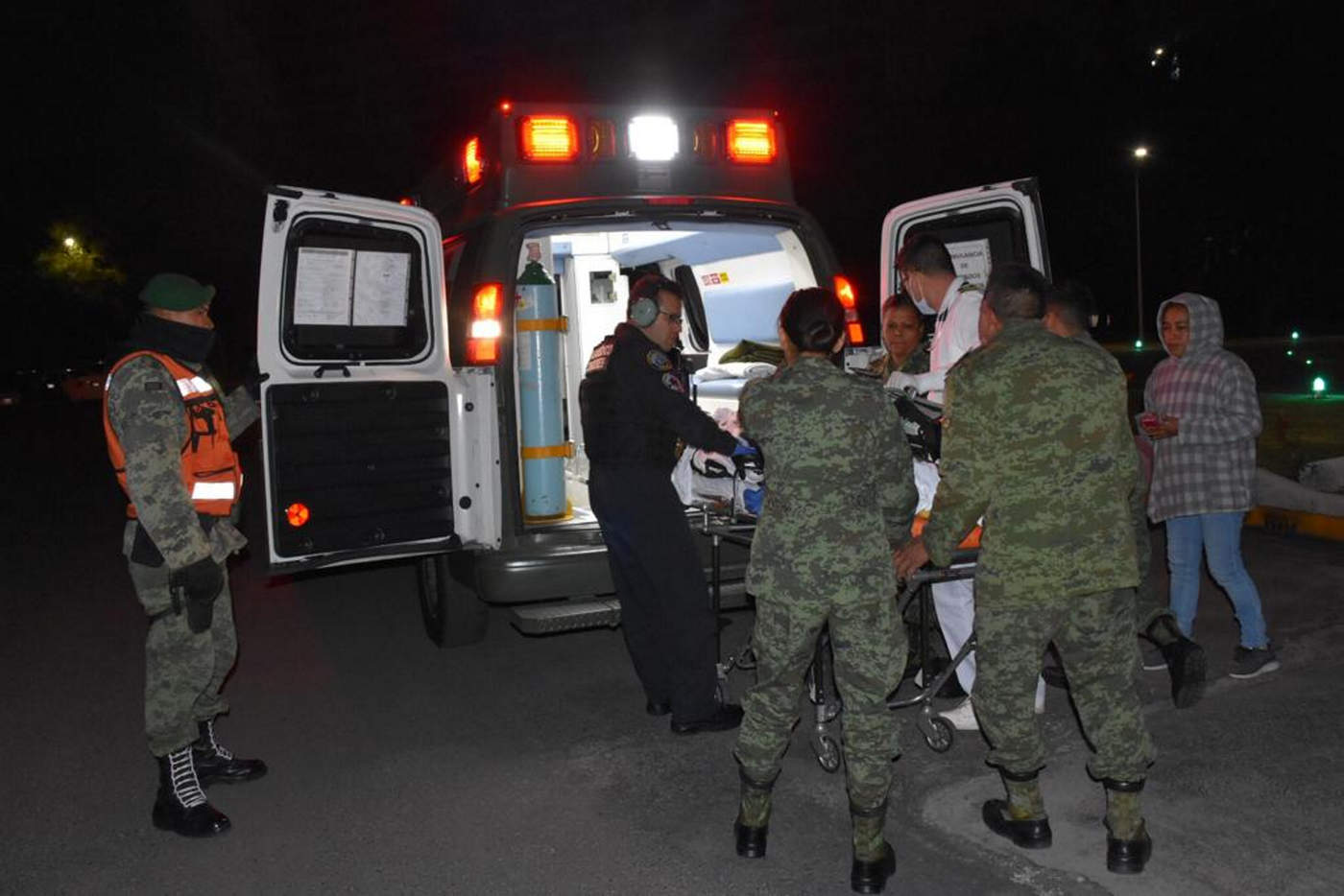 Un total de 51 personas siguen hospitalizadas en México, algunas de ellas en estado muy crítico, tras la explosión en una toma clandestina de gasolina, una tragedia que ya suma 89 muertos. (ARCHIVO)