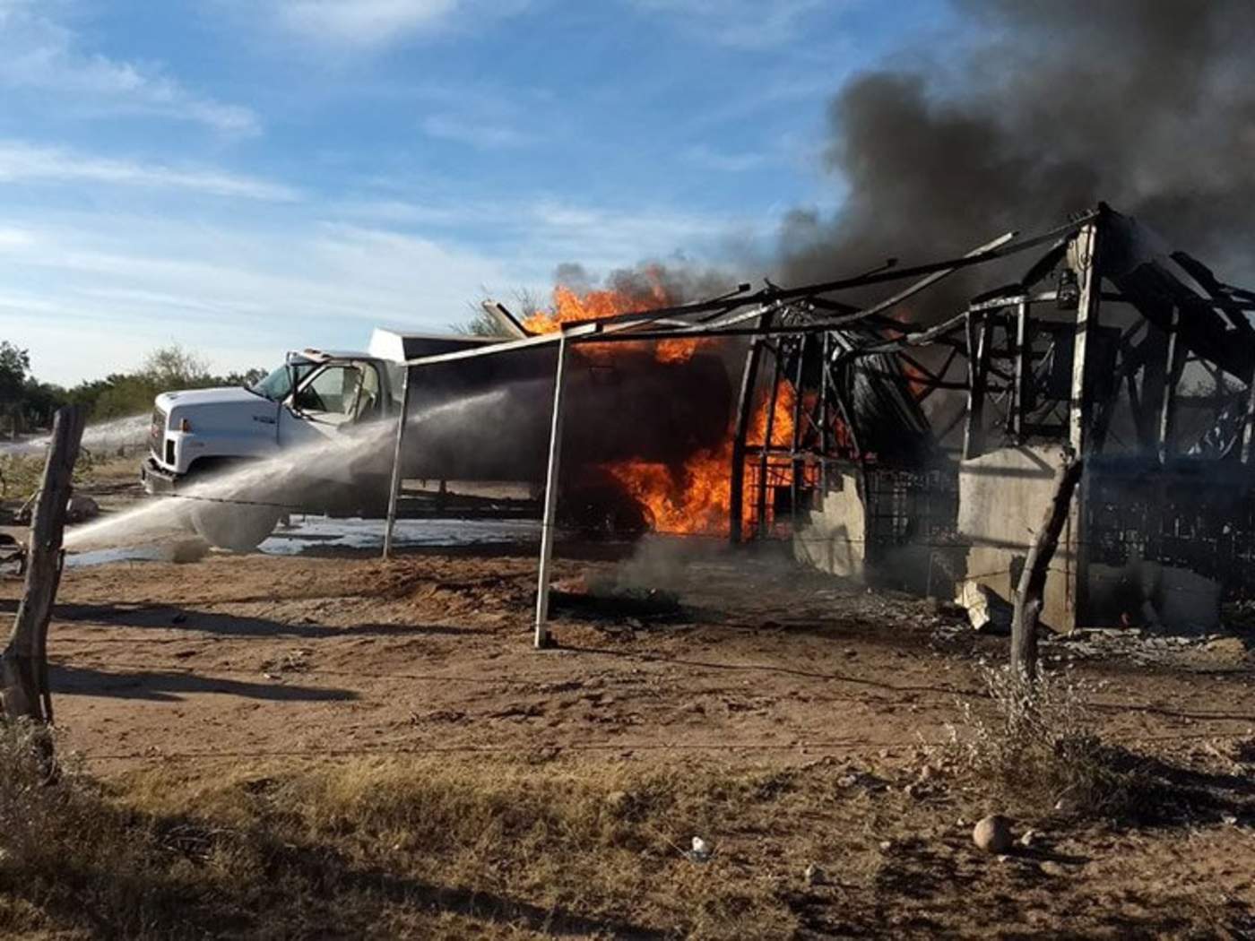 Una bodega clandestina y un vehículo cisterna se incendiaron en el ejido La Yesca, localizado al sur de esta ciudad capital, informó hoy el Departamento de Bomberos de Hermosillo. (TWITTER)
