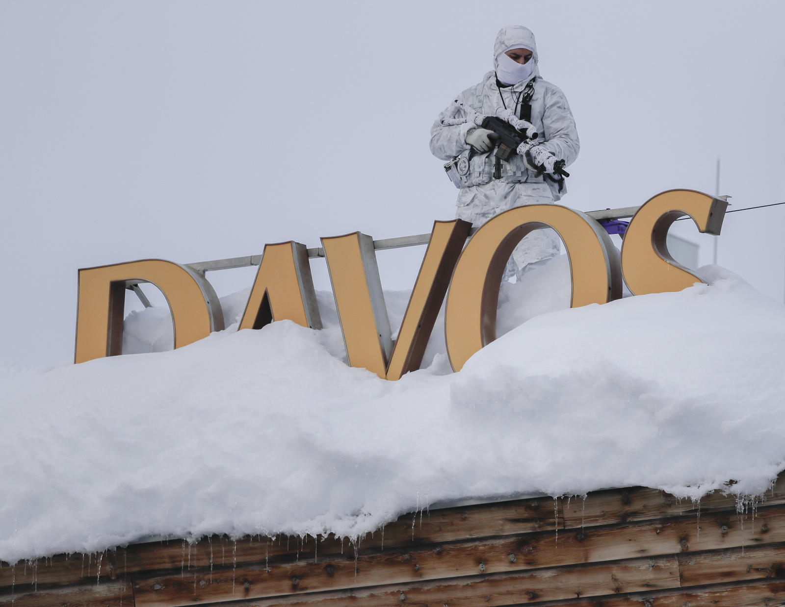 Vigilancia extrema. Policías en Davos hace guardia previo al inicio del Foro Económico Mundial. (EFE)