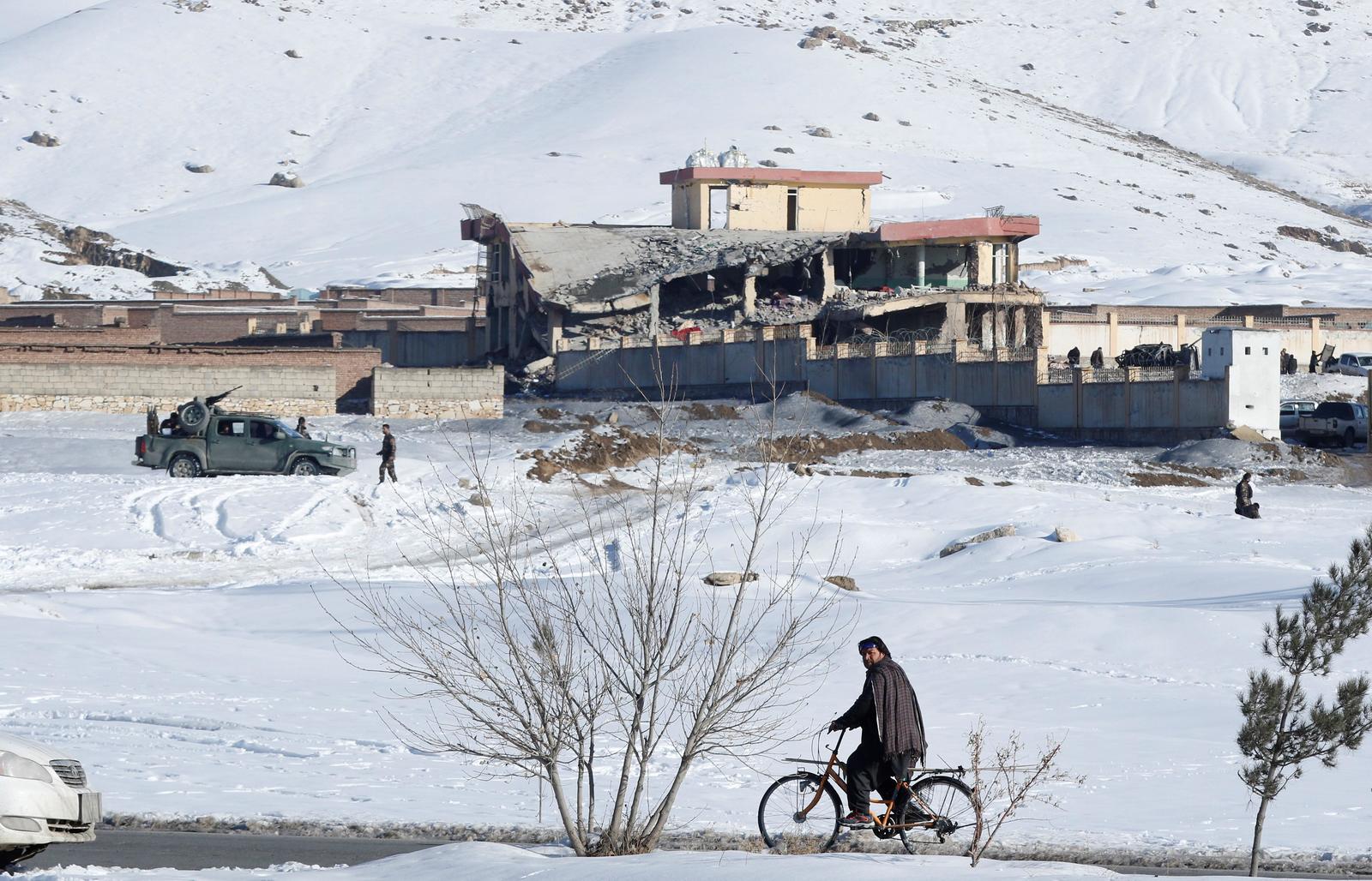 Mueren casi cien en un ataque talibán