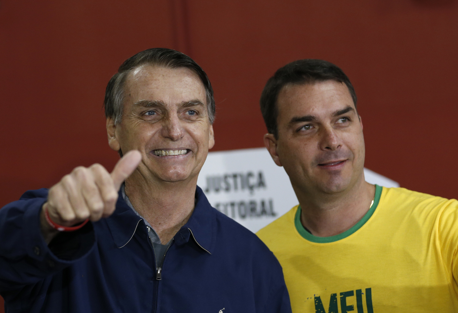 Se defiende. Flavio Bolsonaro (Der.) dijo ser objeto de una persecución. (AP)