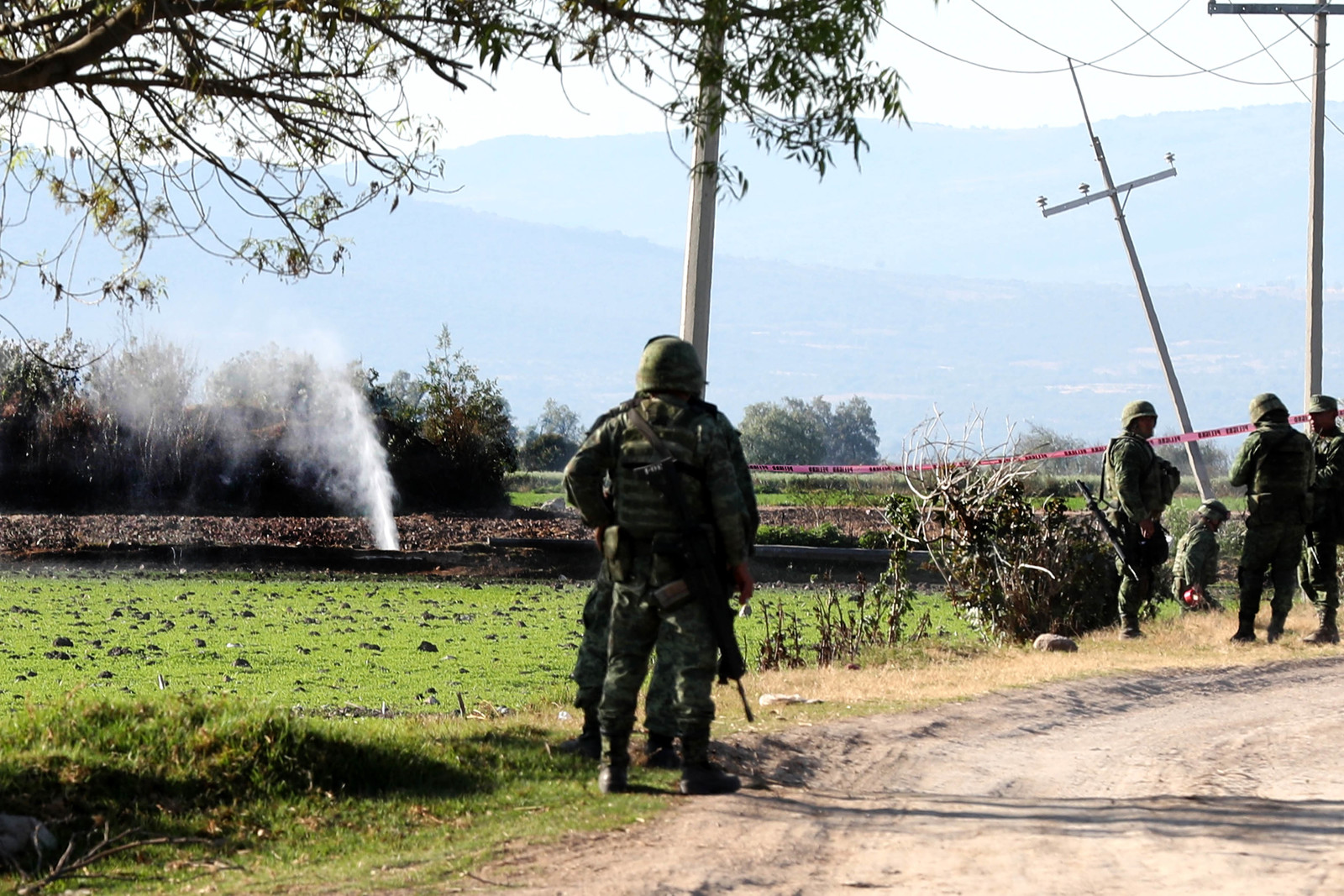 Problema. Ayer el Ejército mexicano halló fuga en un ducto próximo a zona explosión. (EL UNIVERSAL)