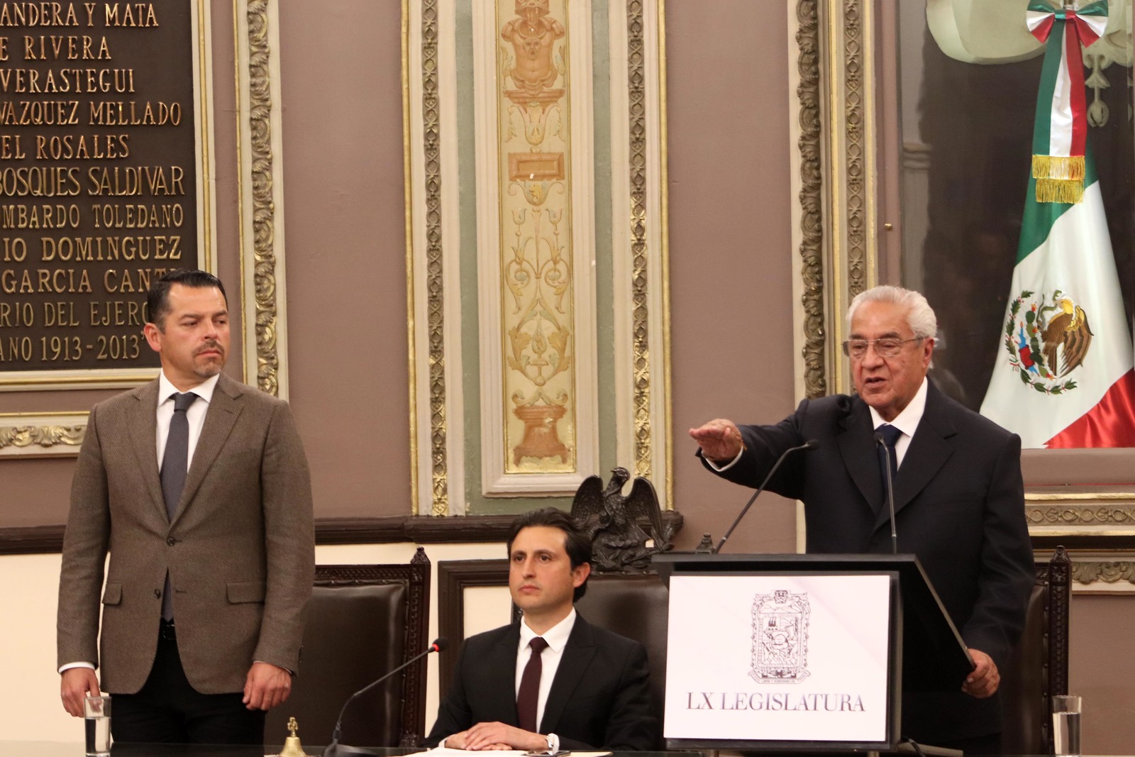 Congreso de Puebla elige a gobernador interino