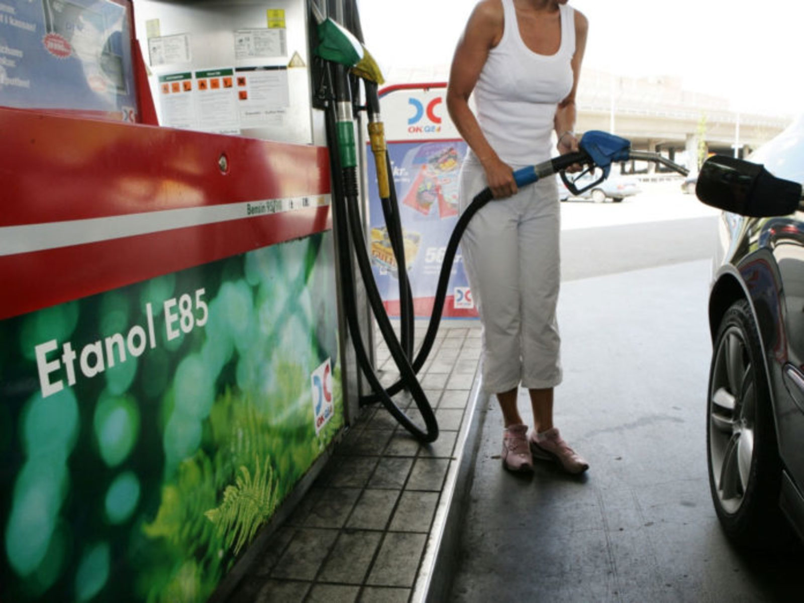 Opciones. La producción de etanol puede ser una opción para bajar el costo de los combustibles en México. (ARCHIVO)