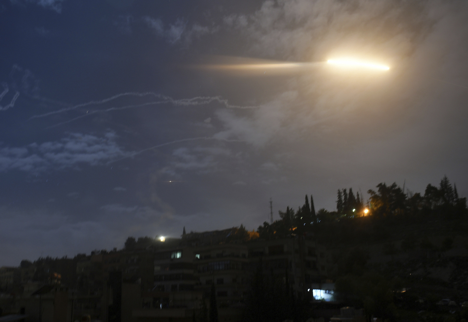 Enfrentamiento. El domingo se vieron misiles israelíes lanzados hacia posiciones de Irán en Damasco, Siria. (AP)