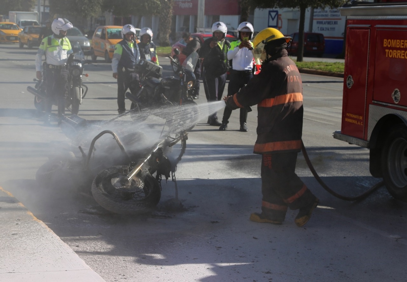 Siniestro. El fuego consumió en su totalidad la motocicleta que conducía el agente de Vialidad, quien sólo sufrió crisis nerviosa. (EL SIGLO DE TORREÓN) 