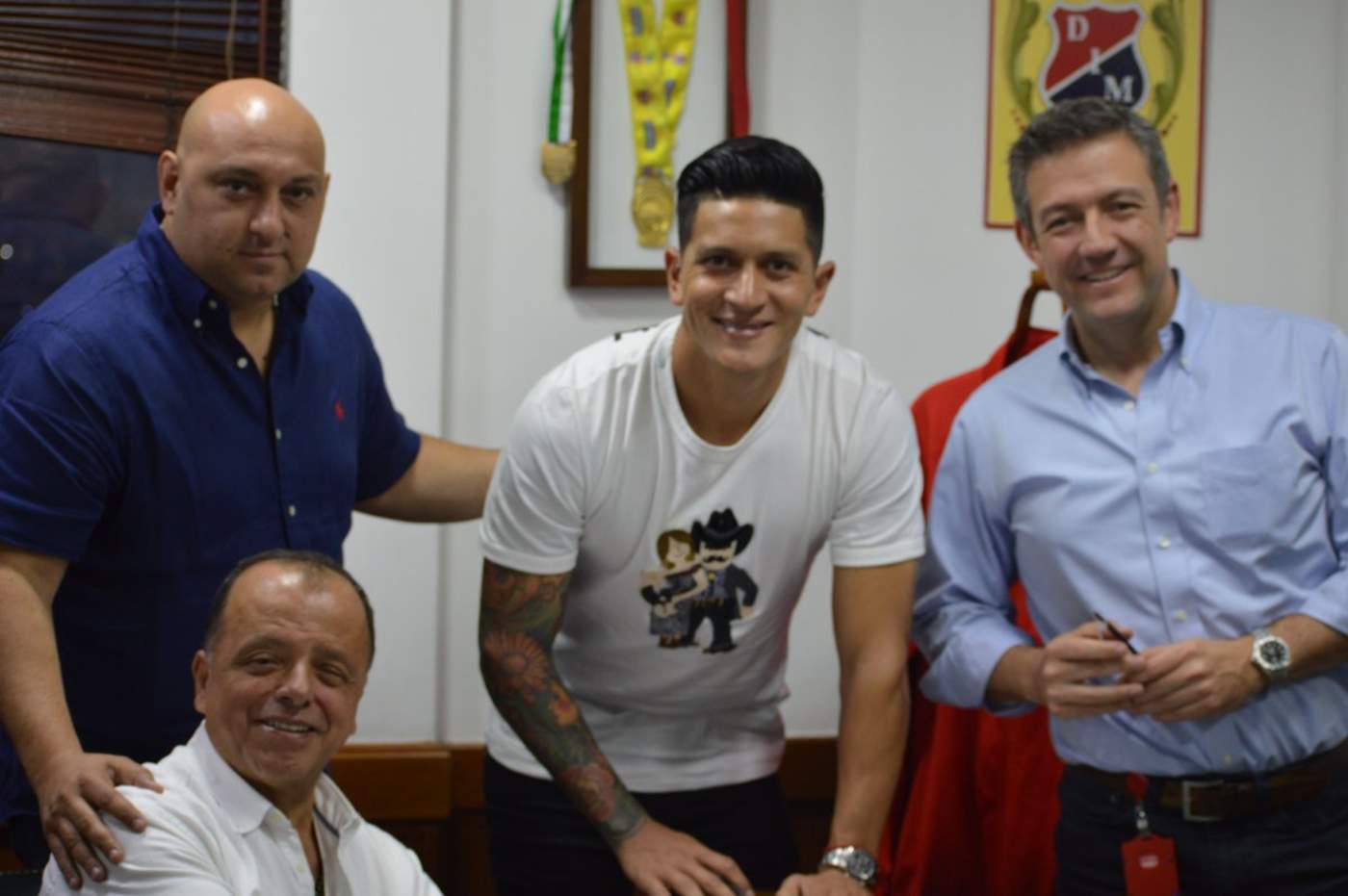 El delantero argentino (c) firmó un nuevo contrato con el cuadro colombiano. (Especial)