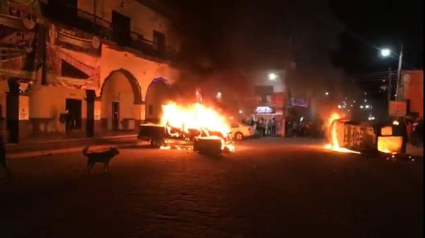 Habitantes de Tepalcingo, Morelos incendiaron patrullas y causaron destrozos en la presidencia municipal, ante la negativa de elementos policiacos de entregarles a presuntos secuestradores. (TWITTER/@jonathanthur)