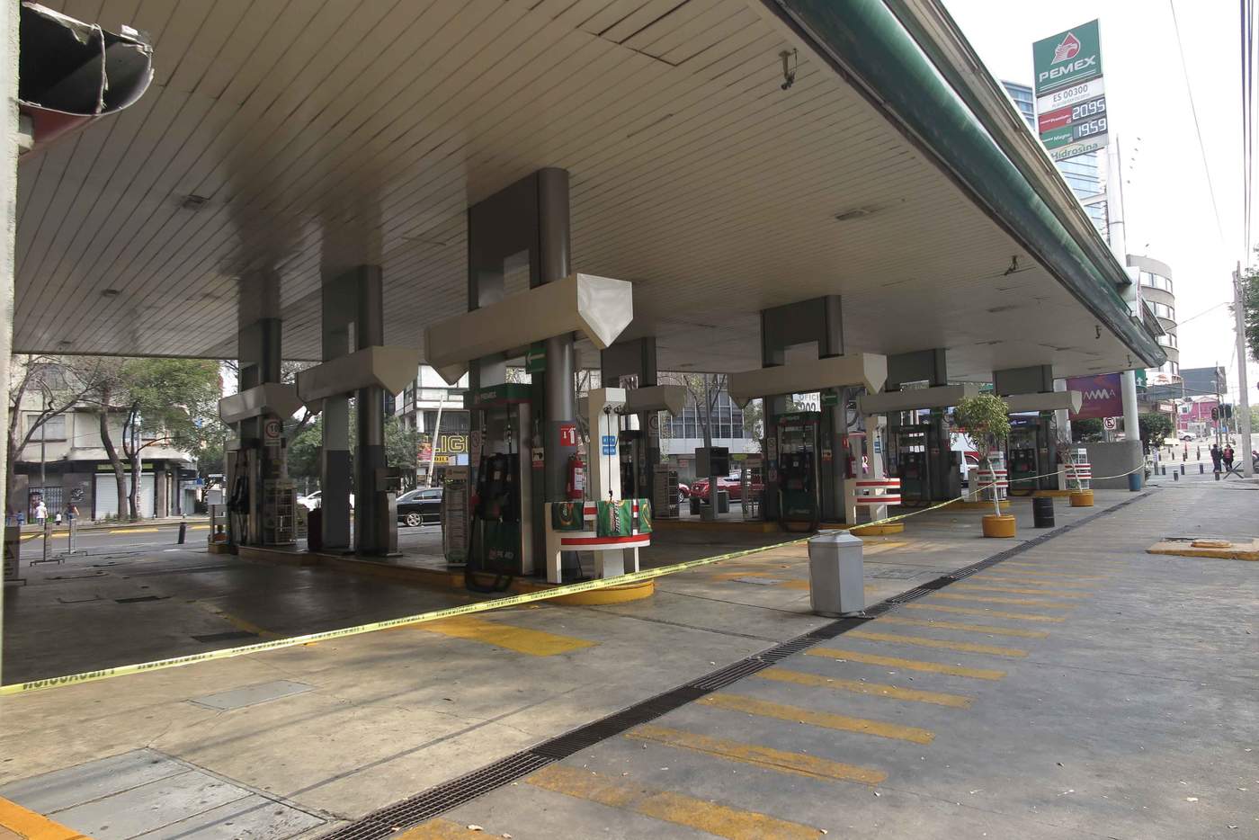 El desabastecimiento de combustibles que sufren varios estados mexicanos alcanzó la zona metropolitana de Monterrey, uno de los polos industriales del país, por el traslado de camiones cisterna desde Nuevo León al centro del país, informaron hoy fuentes oficiales. (ARCHIVO)
