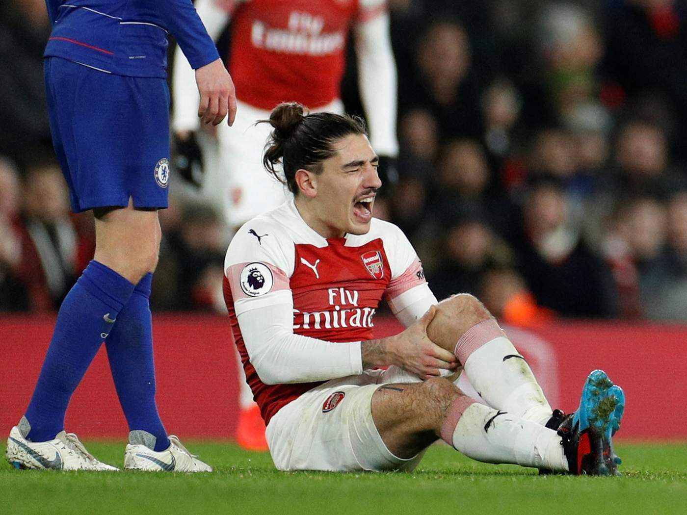 Bellerín se lesionó en una jugada sin contacto durante el segundo tiempo de la victoria 2-0 de Arsenal ante Chelsea en la Premier League. (Especial)