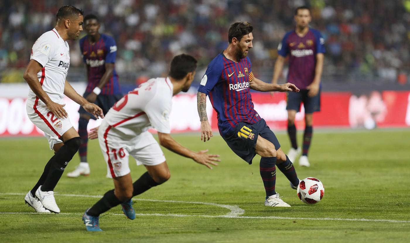 Messi retiene un balón durante la pasada Supercopa de España ante Sevilla en Tanjer, Marruecos.