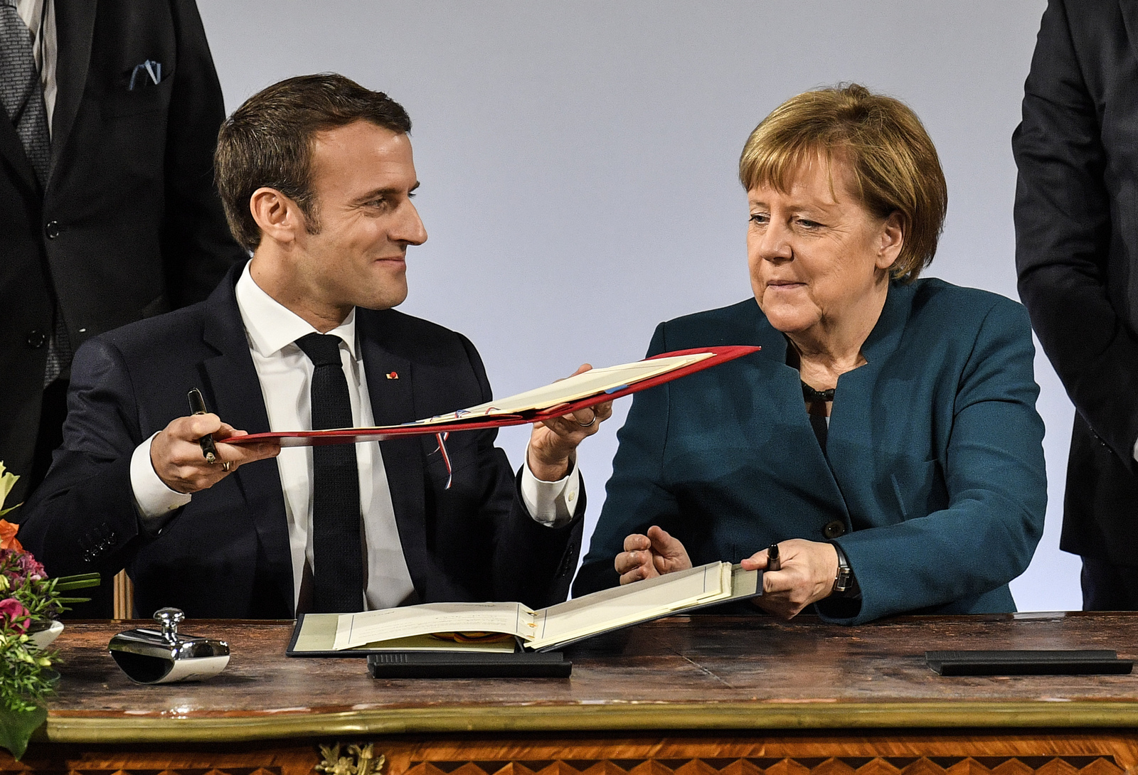 En firma. El presidente francés Emmanuel Macron y la canciller alemana Angela Merkel. (EFE)