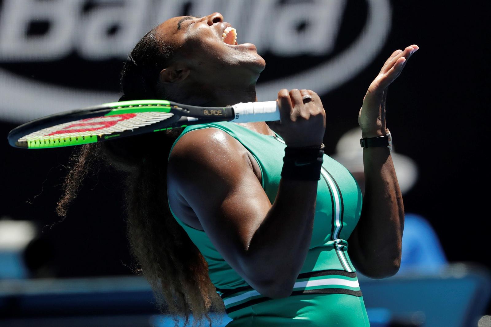 Serena Williams iba arriba 5-1 con su servicio en el último set, y perdió seis juegos seguidos ante Karolina Pliskova para caer 4-6, 6-4, 5-7.