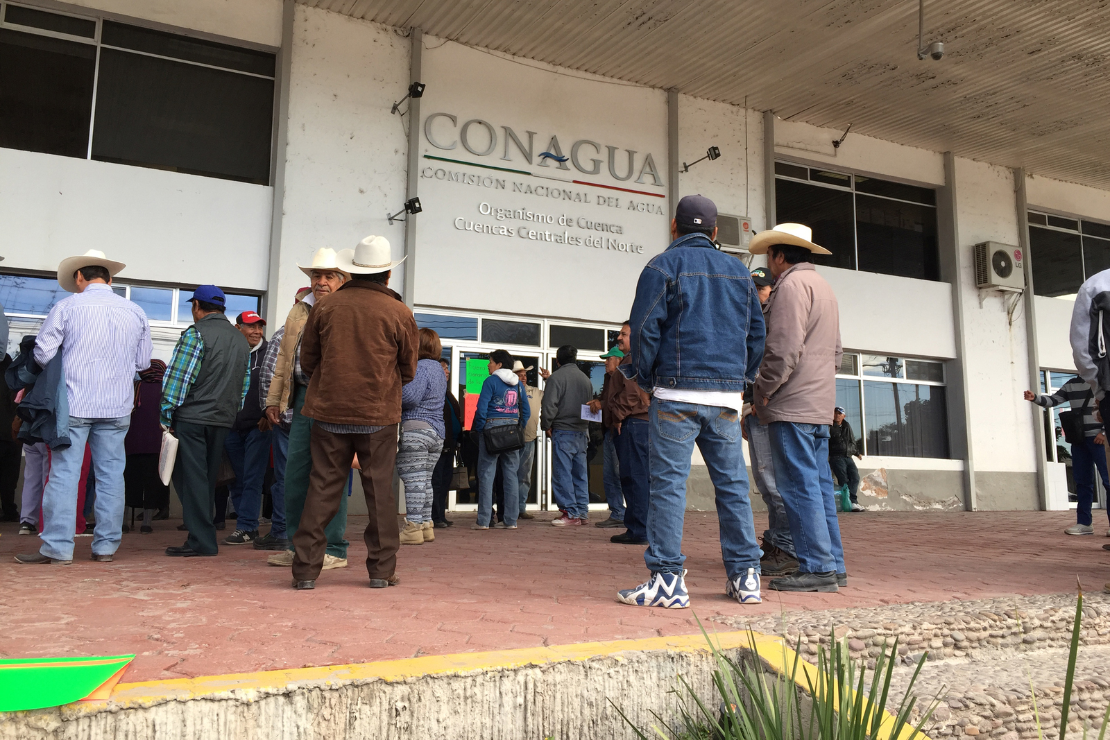 Molestia. Los campesinos se manifestaron de forma pacífica a las afueras de Conagua en Torreón. (GUADALUPE MIRANDA)