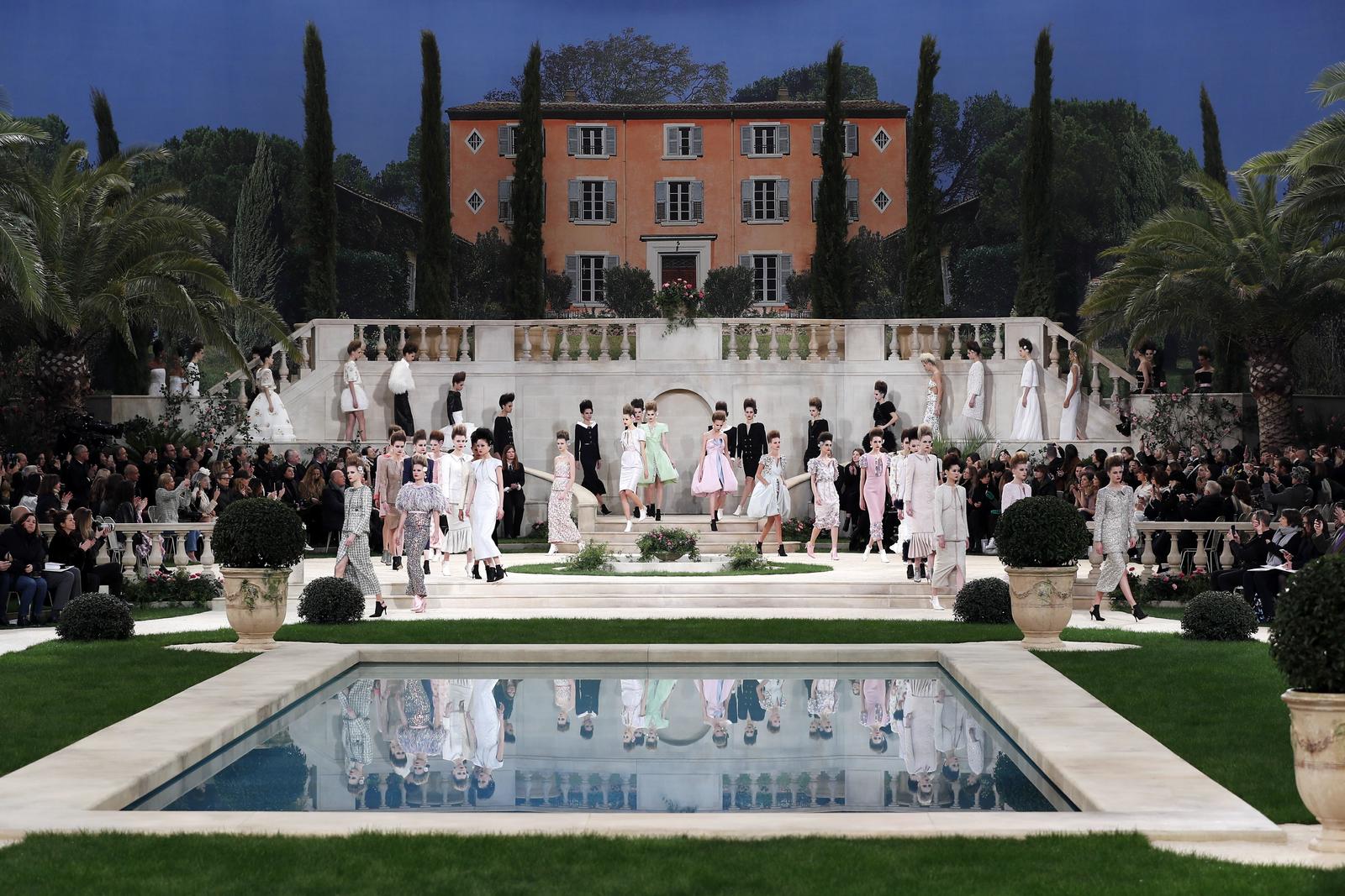 Modelos presentan creaciones de la colección primavera-verano 2019 del diseñador alemán Karl Lagerfeld para Chanel, durante un desfile de la Semana de la Moda de Alta Costura de París, en Francia.
