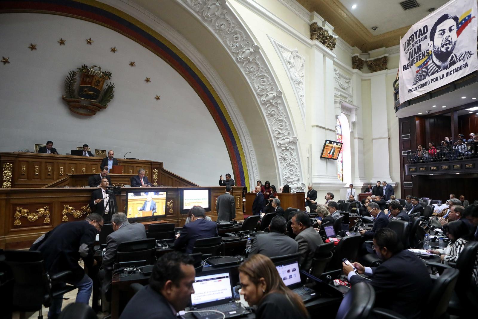 Parlamento. La Asamblea Nacional de Venezuela, de contundente mayoría opositora, asumió competencias del Ejecutivo, al que no reconoce. (EFE)