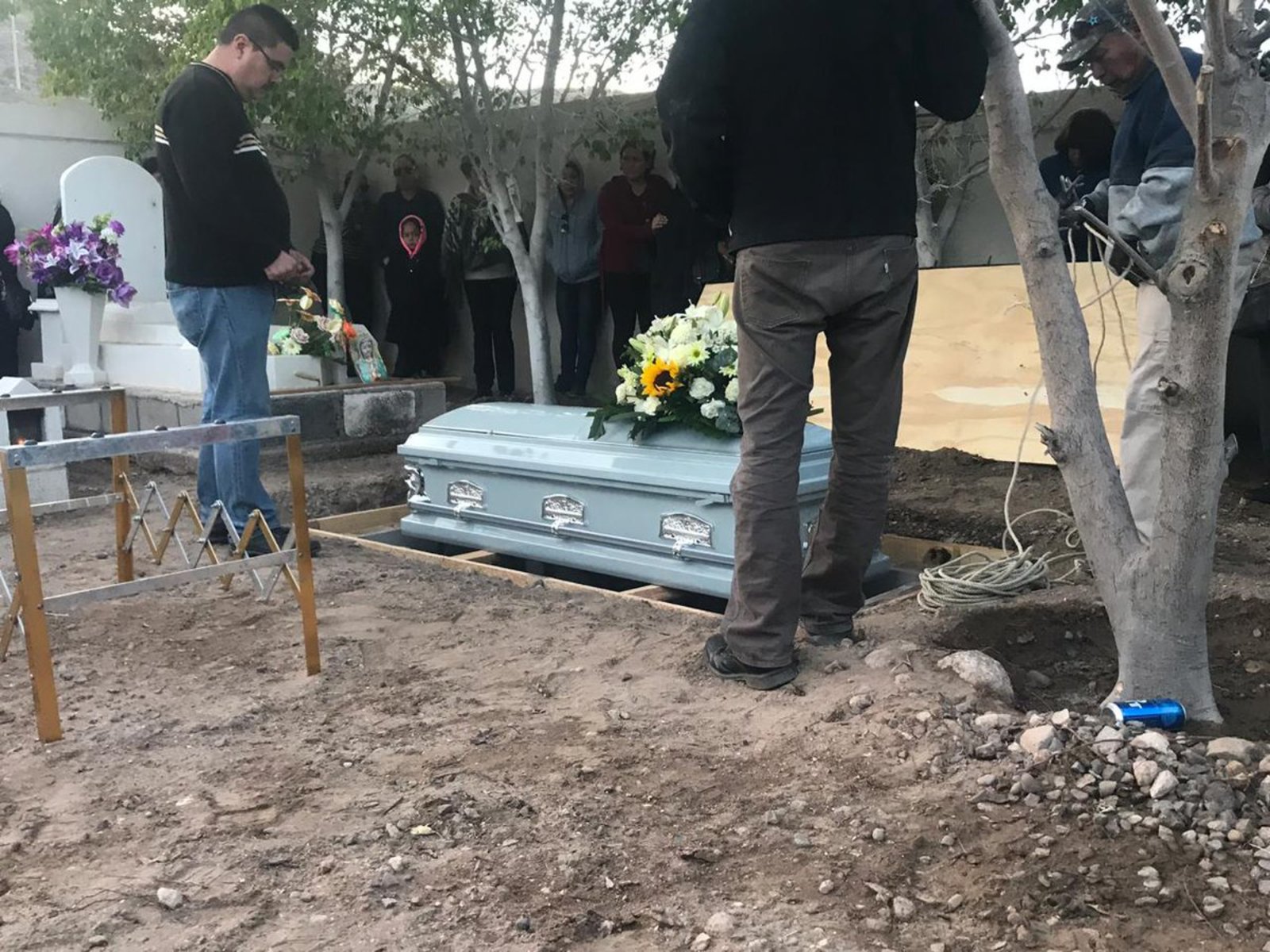 Último adiós. A las 18:00 horas sus restos fueron llevados al panteón municipal de Santa Rosalía. (CORTESÍA / @LaVozPacificoFM)