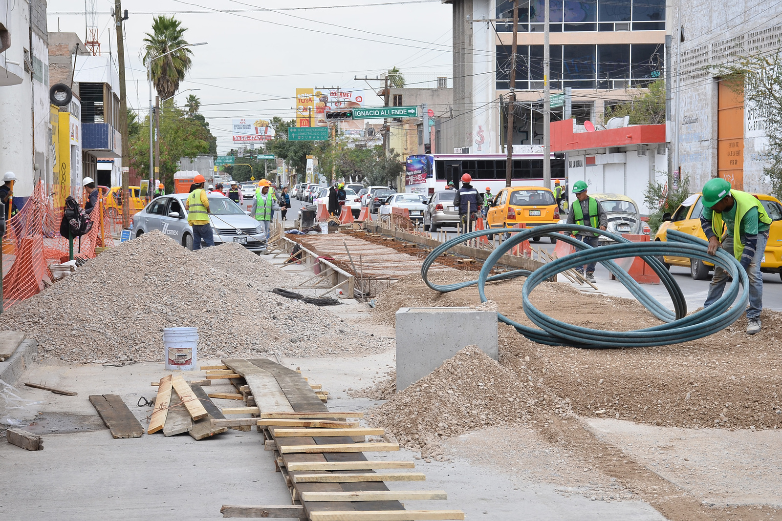 Diferencias. La construcción de los paraderos del Metrobús a la mitad de la calle Múzquiz continúa a pesar de que, según el Ayuntamiento de Torreón, no existe autorización para este tipo de estructuras. (FERNANDO COMPEÁN) 