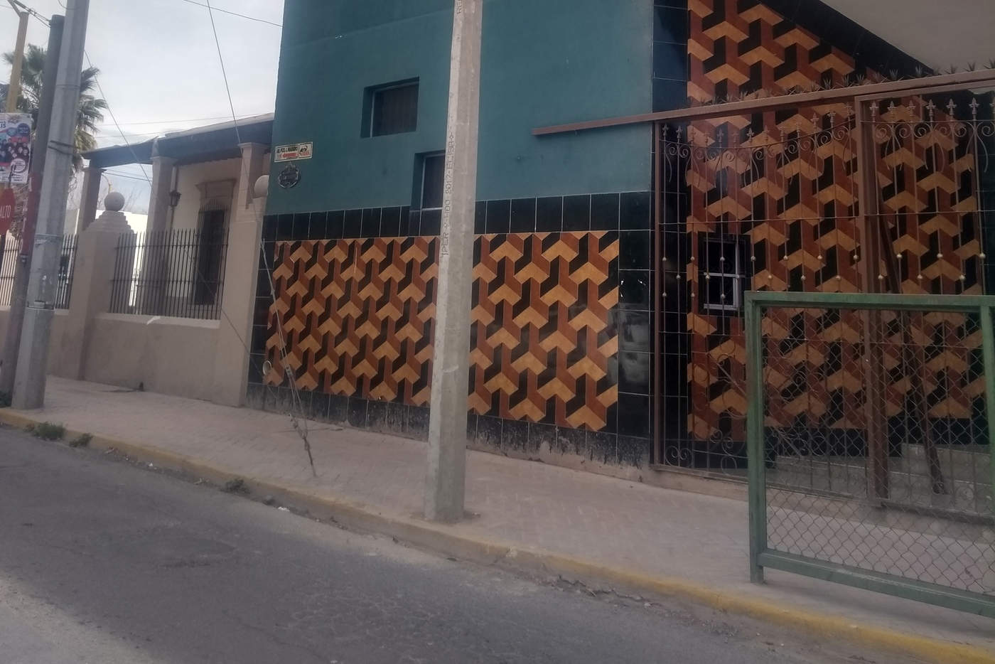 Casos. Sólo en la avenida Madero se encuentran cuatro postes colocados en una sola cuadra. (EL SIGLO DE TORREÓN)
