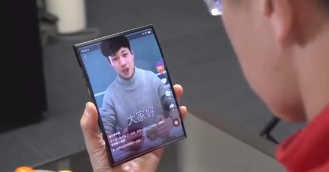 Xiaomi crea el primer móvil con pantalla doblemente plegable