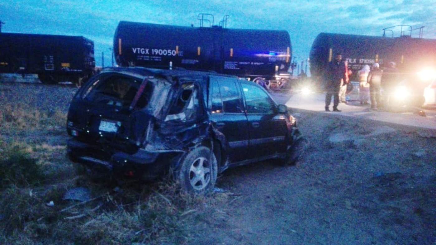Tren impacta a camioneta en San Pedro; conductora sobrevive