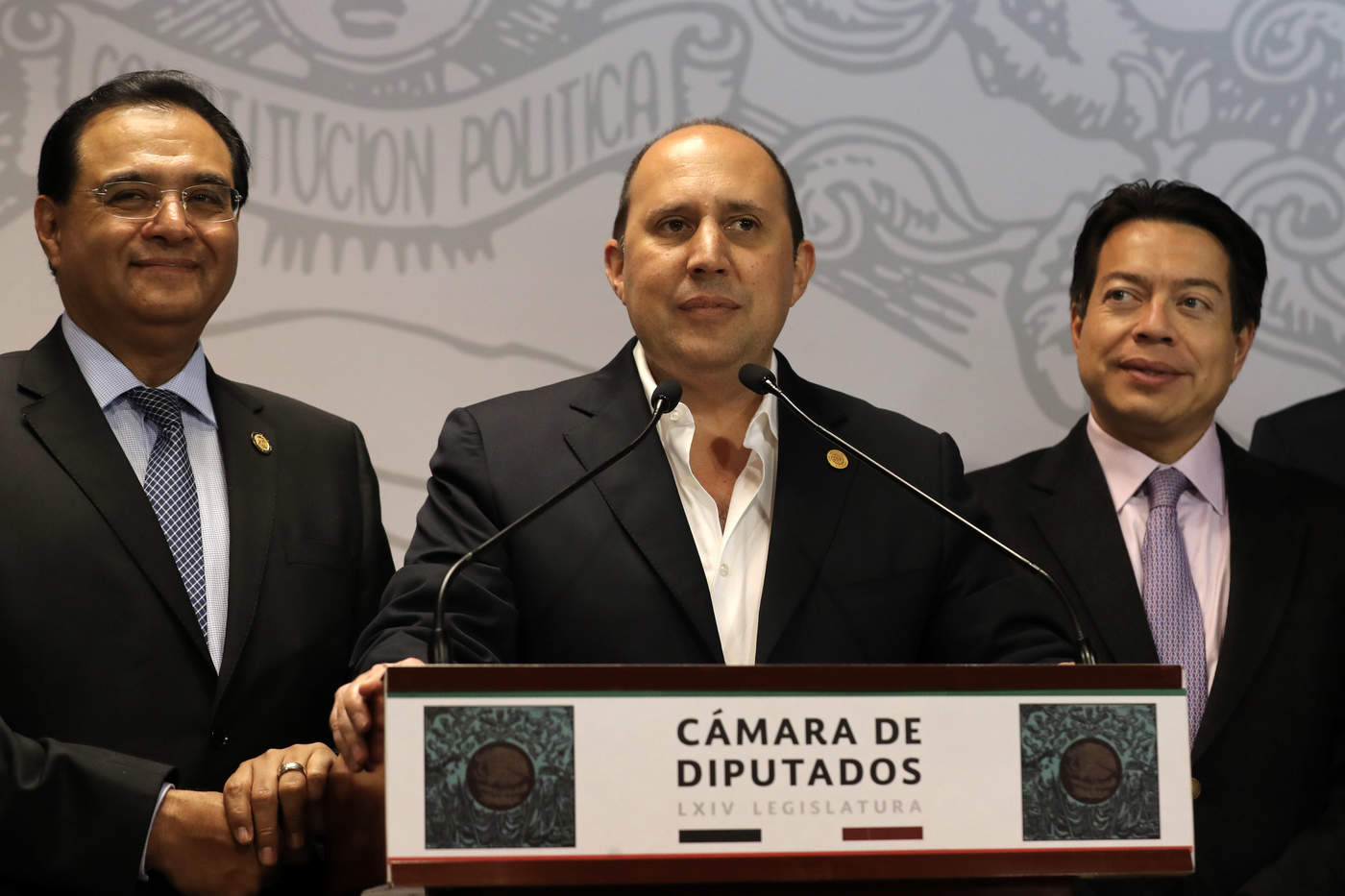 Manzanilla Prieto (centro) fue nombrado ayer, por el gobernador interino de Puebla, Guillermo Pacheco, como secretario General de Gobierno de dicha entidad; y presentó ayer mismo su solicitud de licencia ante la Mesa Directiva de la Cámara baja. (ARCHIVO)