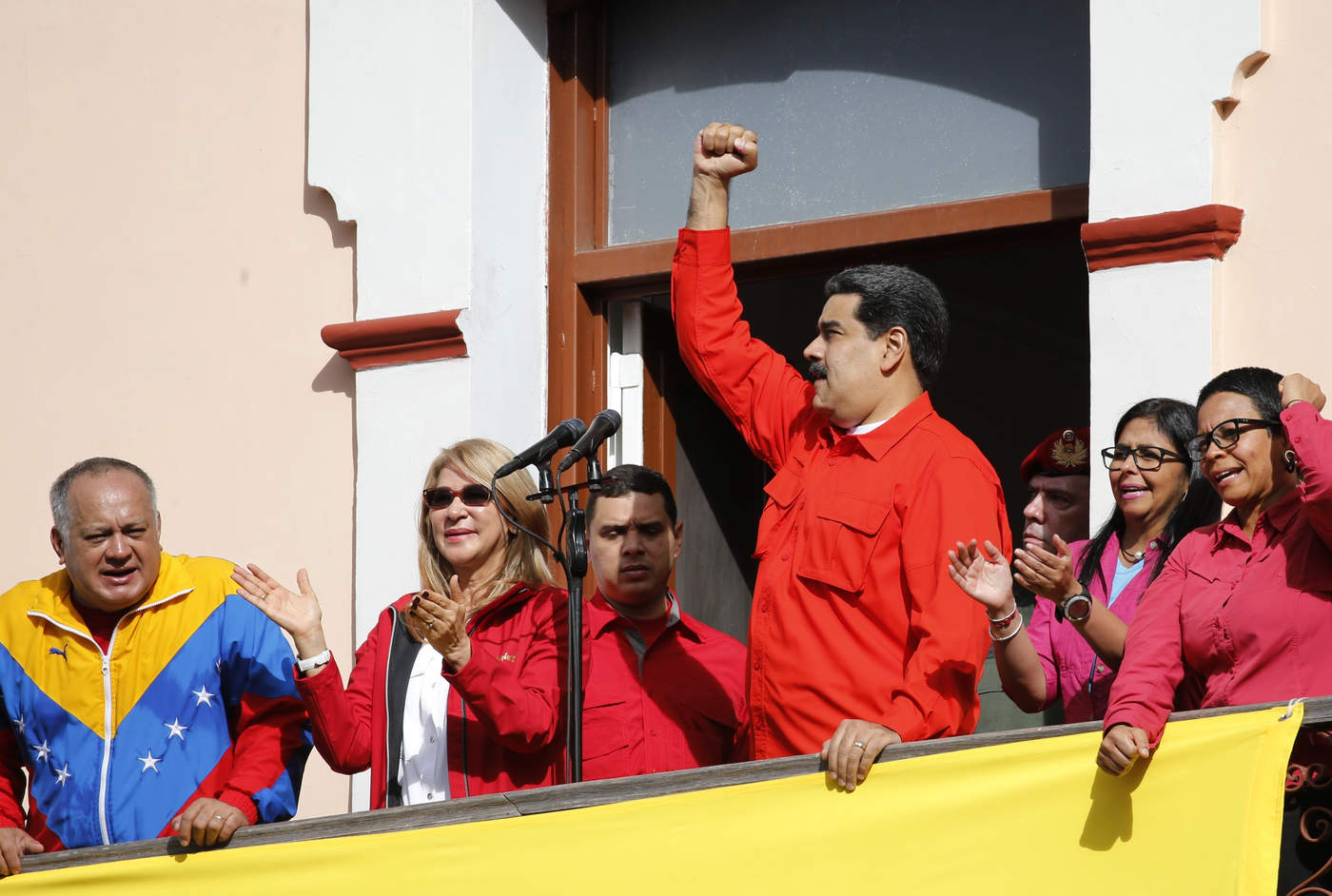 '¿Puede autojuramentarse un cualquiera como presidente? ¿O es el pueblo venezolano quien elige a su presidente?', preguntó a sus seguidores el mandatario. (AP)