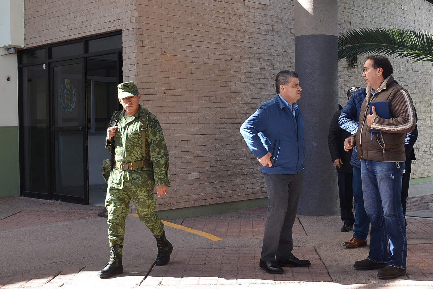 Realizó un recorrido por las instalaciones de lo que fue el Hospital Militar de Torreón, situado en la prolongación Colón, para iniciar los levantamientos topográficos de la obra. (FERNANDO COMPEÁN)