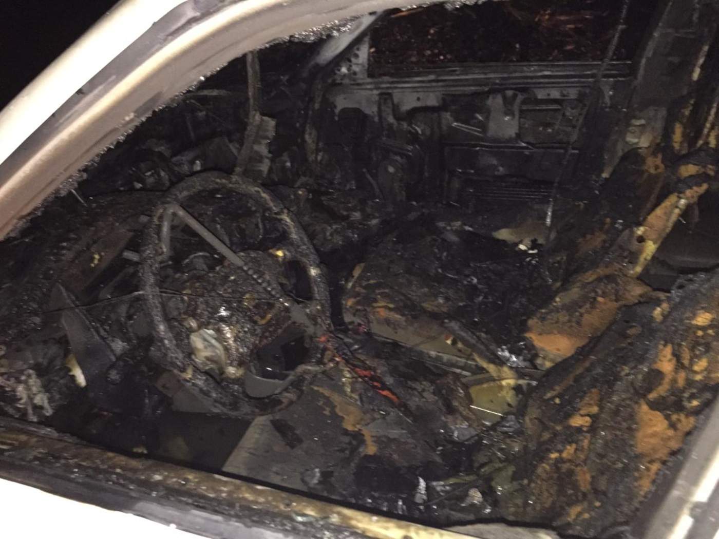 Del incendio, las autoridades no reportaron lesionados, únicamente los daños materiales del vehículo. (ESPECIAL)