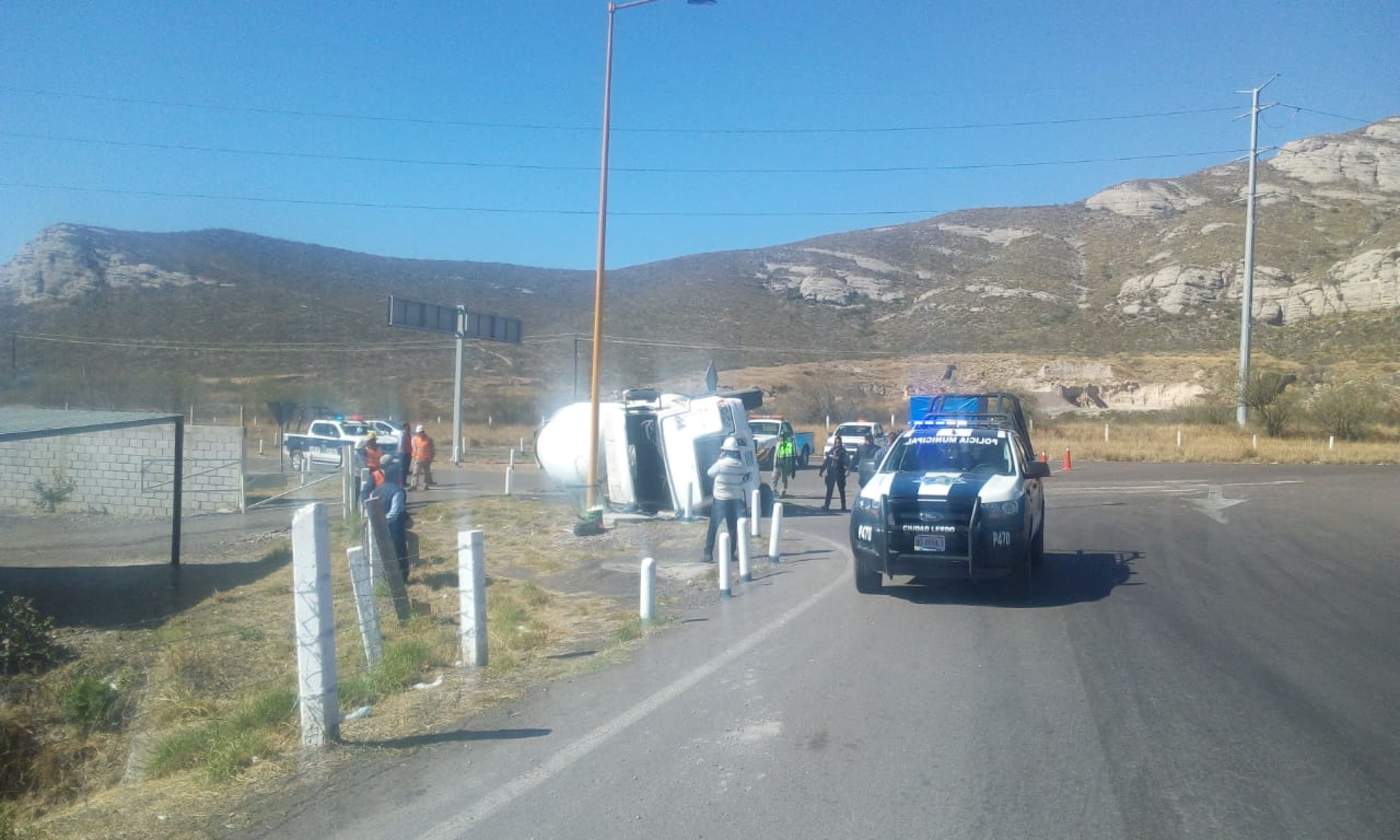 Hasta el lugar arribaron las autoridades de la Policía Municipal, así como los paramédicos de la Cruz Roja, quienes le brindaron auxilio al operador de la mezcladora en color blanco identificado como Juan 'N'. (ESPECIAL)