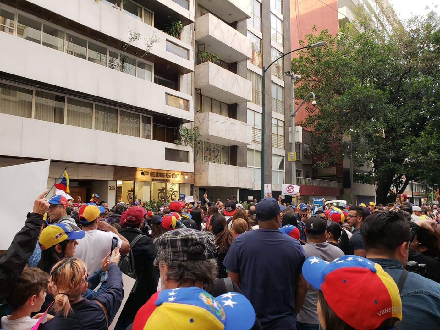 Venezolanos en CDMX respaldan a Guaidó frente a embajada