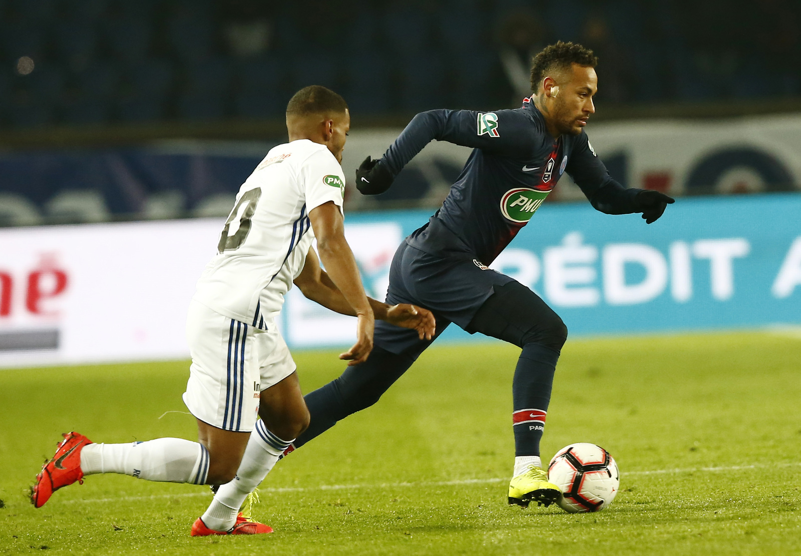 Neymar tuvo que salir de cambio en el minuto 62 del juego ante el Estrasburgo por una lesión en el pie derecho.