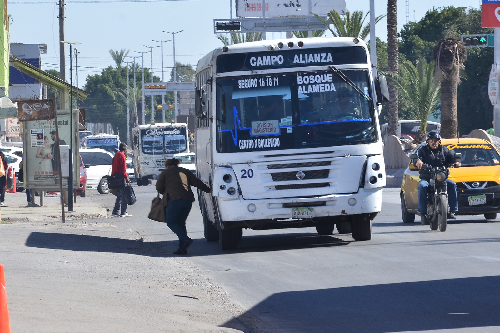 Contraste. Así son las condiciones de algunos camiones de transporte en Torreón. Quieren incremento de 11 a 15 pesos. (FERNANDO COMPEÁN)