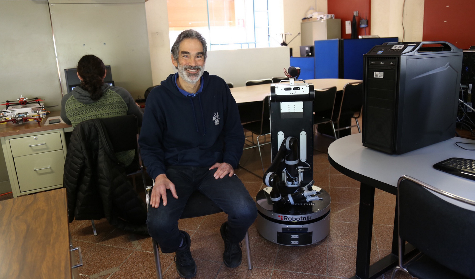 Desarrollo. Un equipo de científicos mexicanos desarrolló un robot de servicio que busca imágenes y datos en Internet. (NOTIMEX)