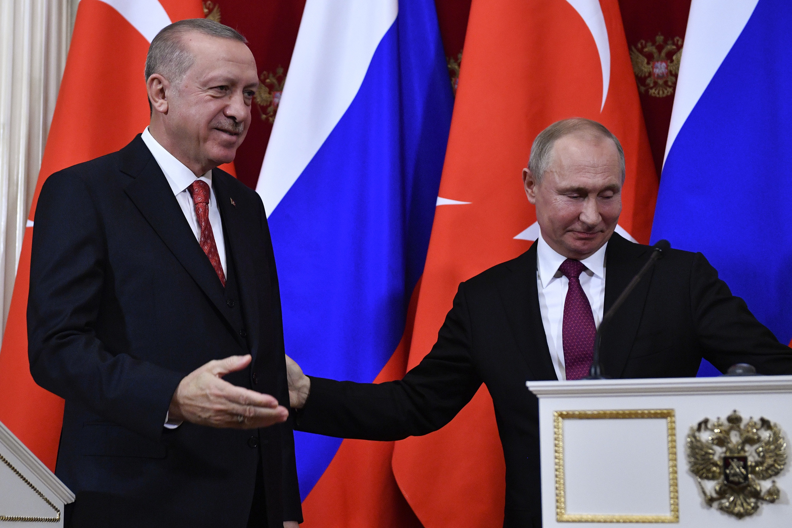 Reunión. El presidente de Turquía no logró el apoyo de Putin para crear una franja de seguridad en la frontera turco-siria. (AP)