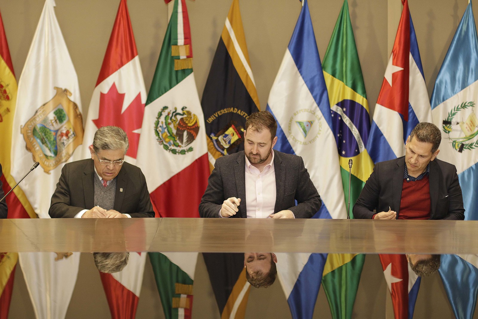 Firma. El rector de la UAdeC, Salvador Hernández Vélez y el cónsul de Canadá, Frederick Caldwell.