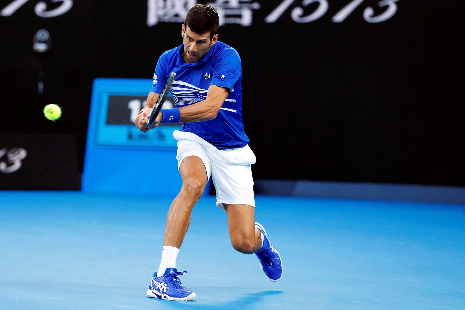 Novak Djokovic ganaba cómodamente 6-1, 4-1 a Kei Nishikori, cuando el japonés se retiró por molestias en la pierna derecha.