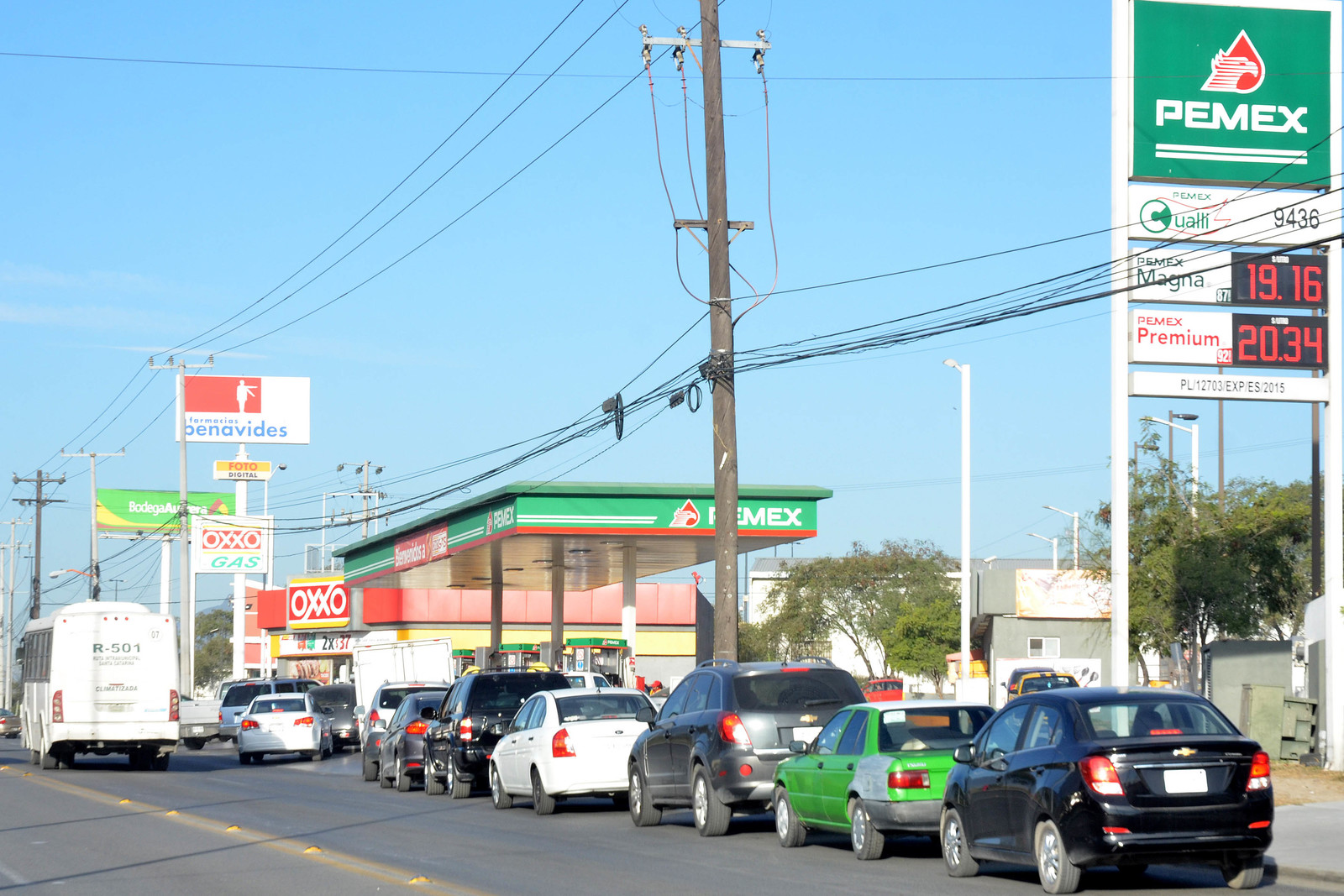 Suministro. En Monterrey, el porcentaje de gasolinerías que no contaban con suministro de gasolina fue de un 15 por ciento ayer. (AGENCIAS)