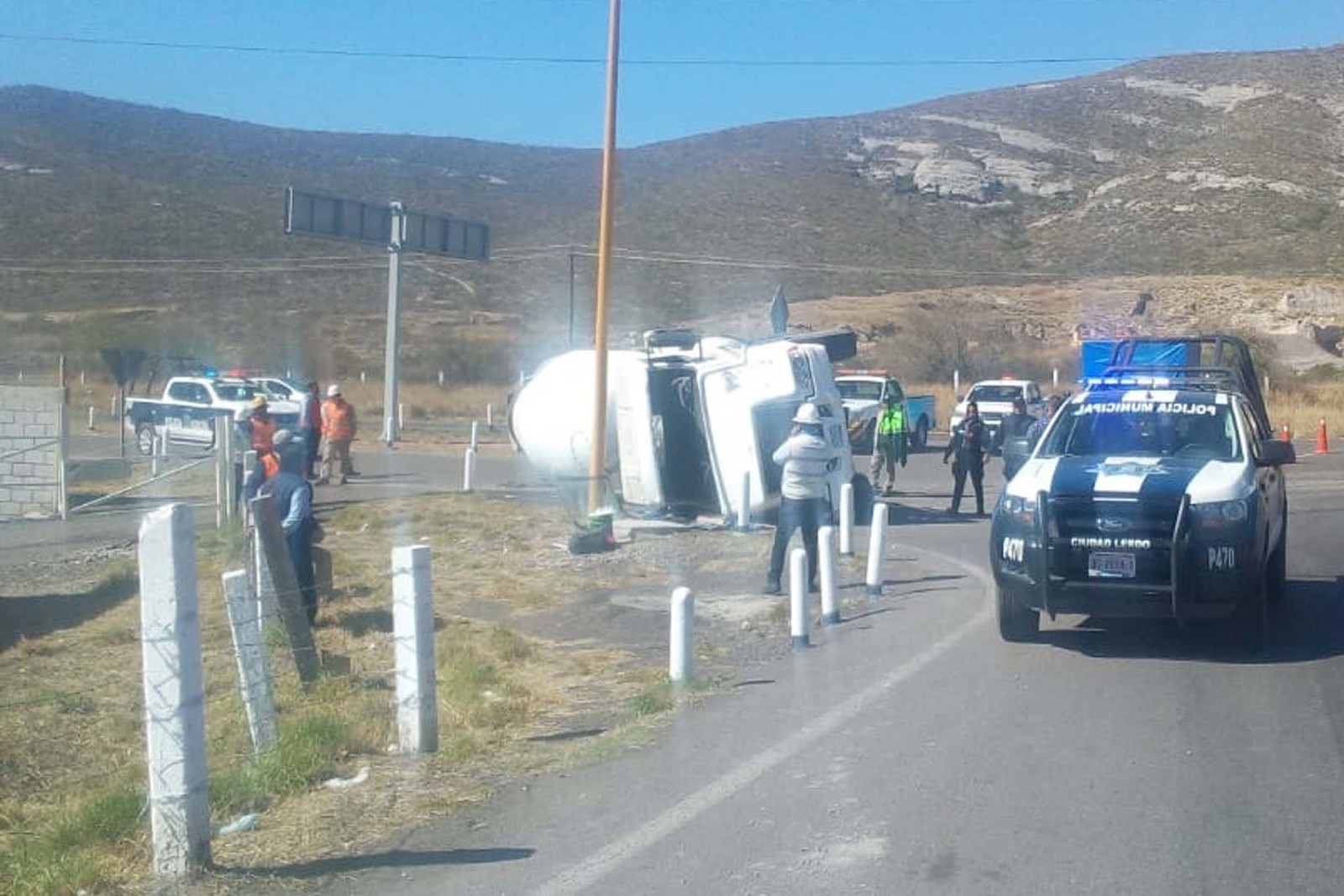 Accidente. Vuelca operador de mezcladora en autopista Gómez Palacio-Durango. (EL SIGLO DE TORREÓN) 