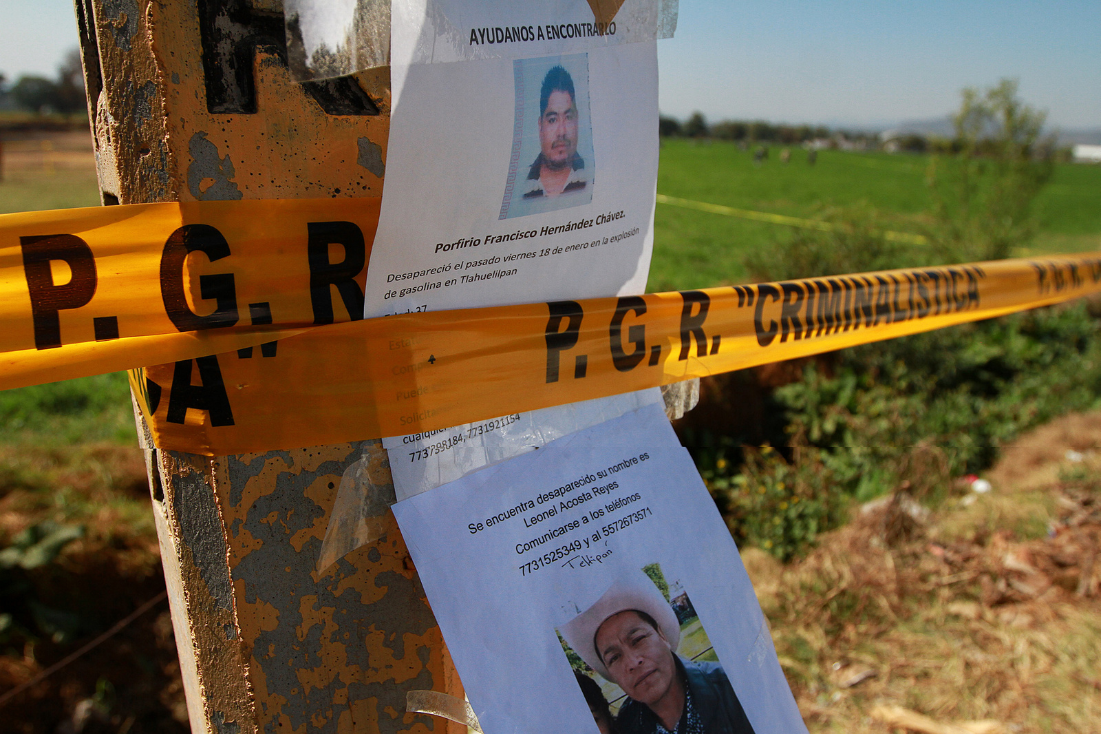 Pesquisa. En postes que señalan el paso de ductos de Pemex familiares han colocado fotografías con la descripción de las víctimas de la explosión. (AGENCIAS)