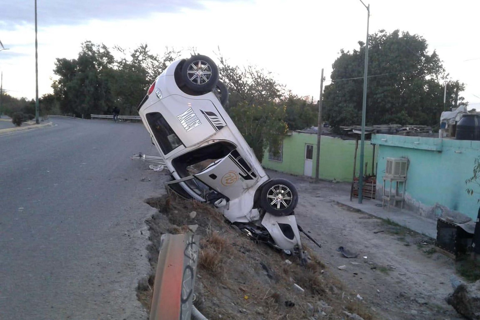 Vuelca taxista en Gómez Palacio; el auto terminó en una pendiente de un metro de altura. (EL SIGLO DE TORREÓN)