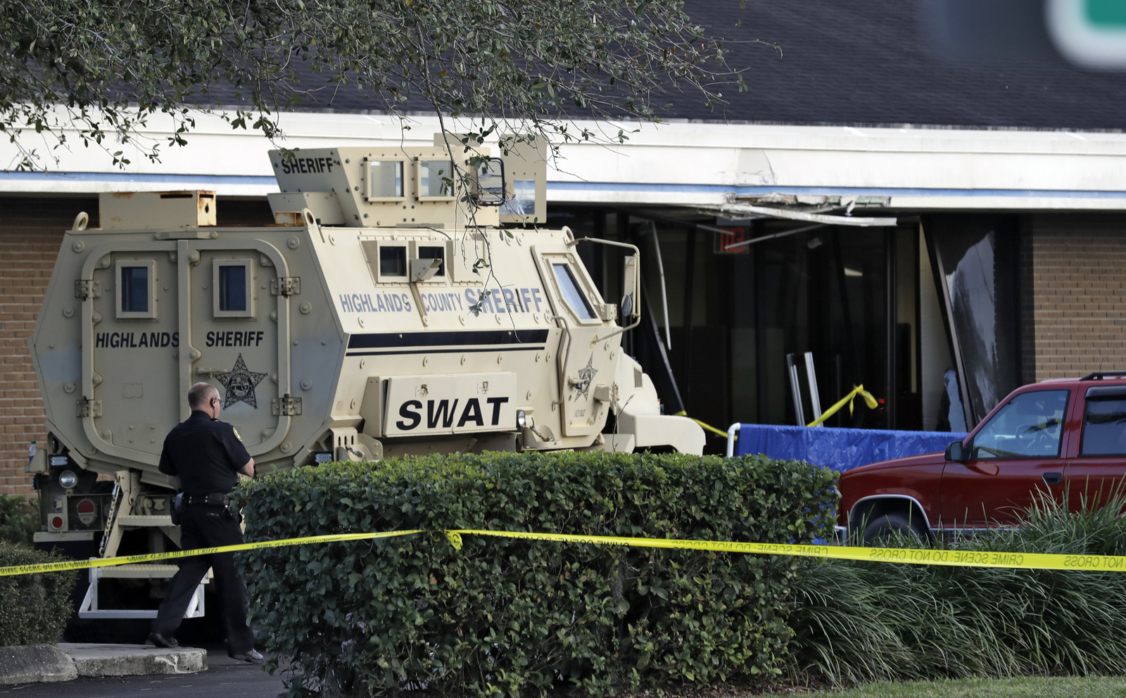 Tragedia. Un hombre armado asaltó una sede del banco SunTrust y mató al menos a cinco personas. (AP)