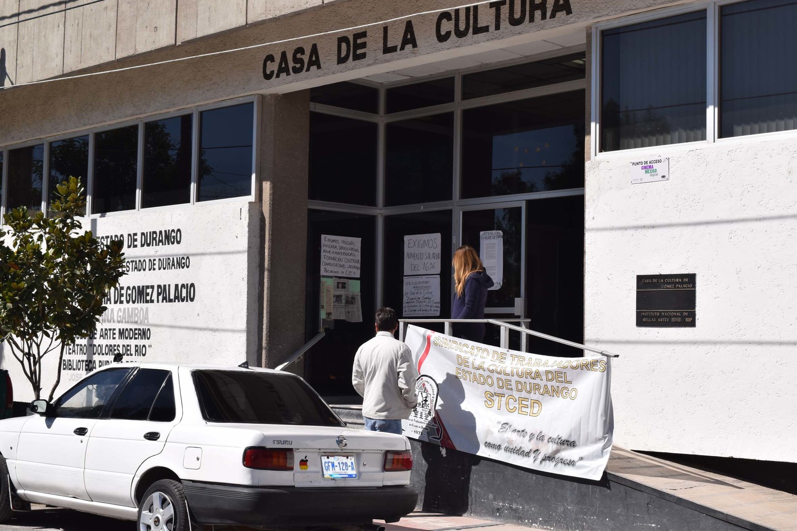 Se mantiene el paro de 'brazos caídos' por trabajadores sindicalizados de la Casa de la Cultura Ernestina Gamboa. (EL SIGLO DE TORREÓN)