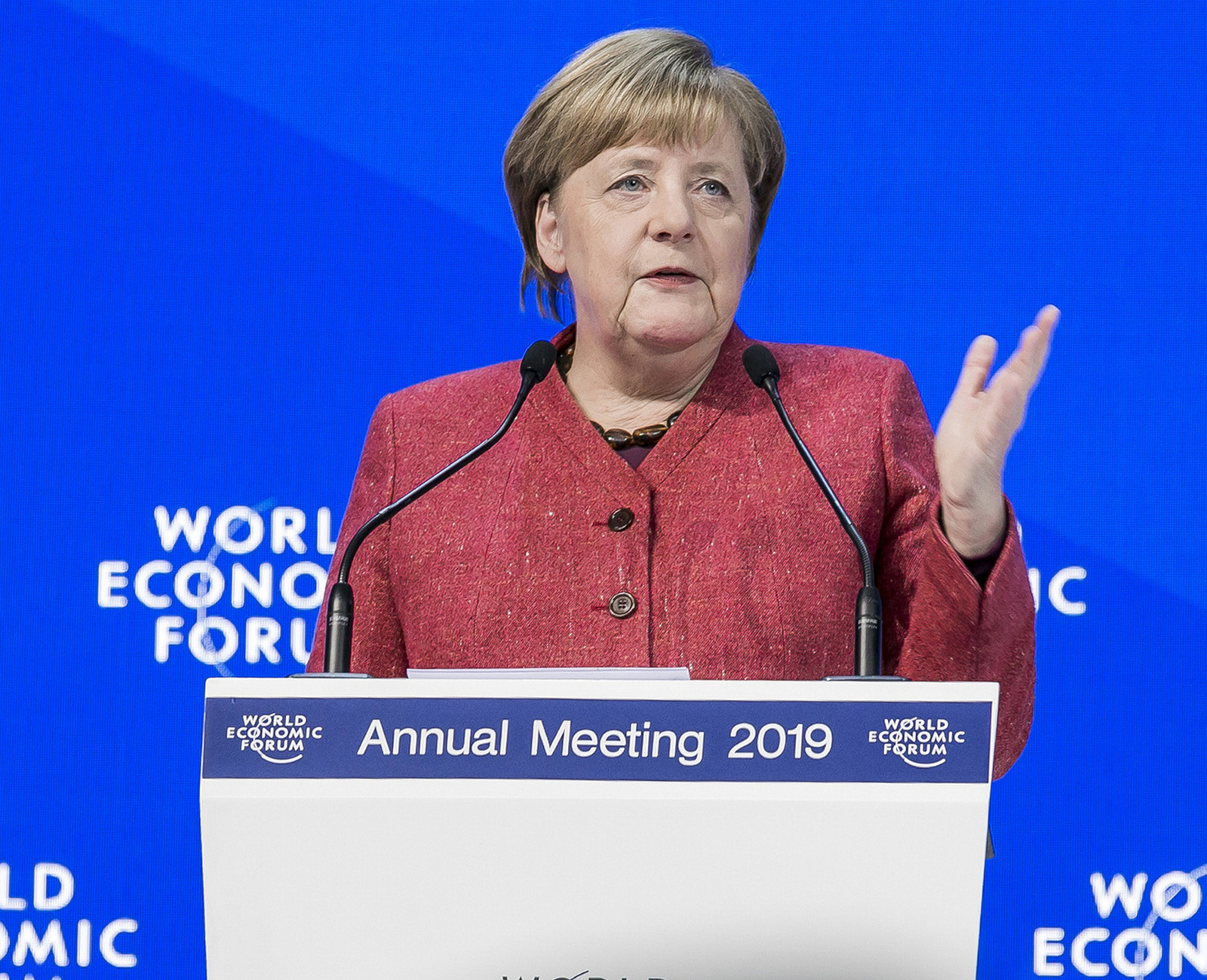 Davos. La canciller alemana, Angela Merkel, arremetió en Davos contra el unilateralismo promovido por Donald Trump. (ARCHIVO)
