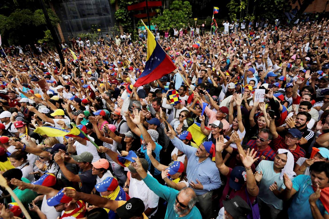 La crisis política de Venezuela escaló el miércoles en forma significativa, con efectos en los ámbitos nacional e internacional, luego que el líder de la Asamblea Nacional, el opositor Juan Guaidó, se autoproclamó 'presidente encargado'. (AP)