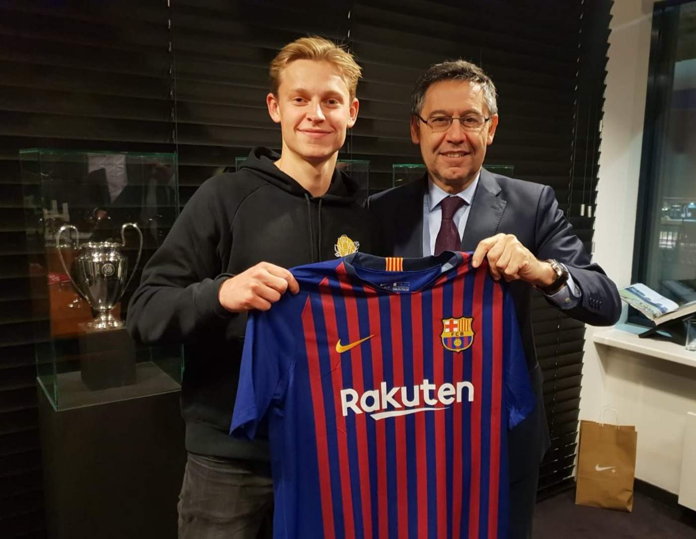 El presidente del Barcelona, Josep María Bartomeu con el futbolista Frenkie de Jong (i), tras la firma del contrato.