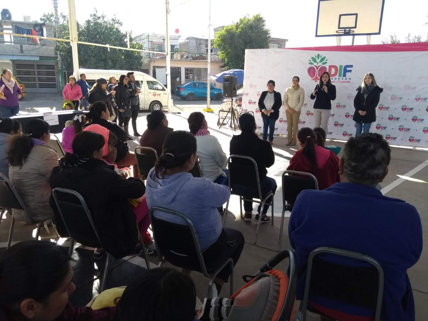 El Sistema DIF Torreón inició esta mañana con la primera brigada del año, denominada 'Moviendo Corazones en tu colonia'. (ANGÉLICA SANDOVAL)