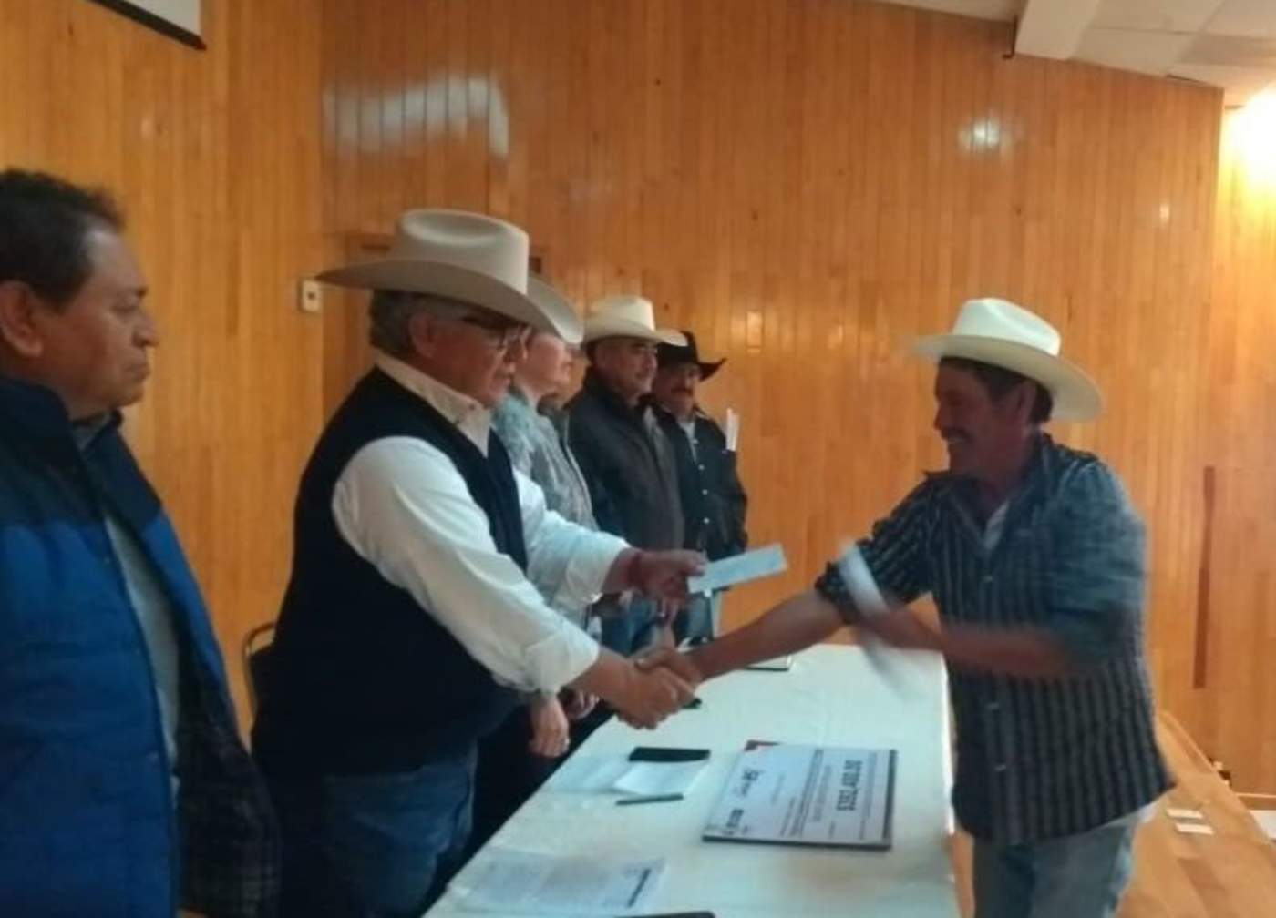 El secretario de Desarrollo Rural del Estado, José Luis Flores Méndez, indicó que en Ocampo, los apoyos se entregaron a 387 productores pecuarios pertenecientes a 45 localidades, por un monto total de 697 mil pesos. (ESPECIAL)